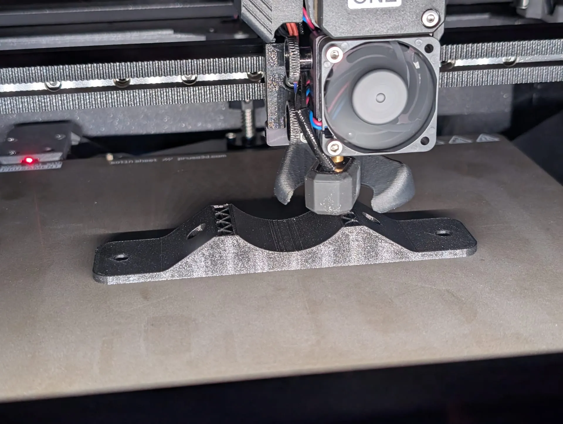 Fästbygeln till lådan skrivs ut PXL_20260323_1.jpg