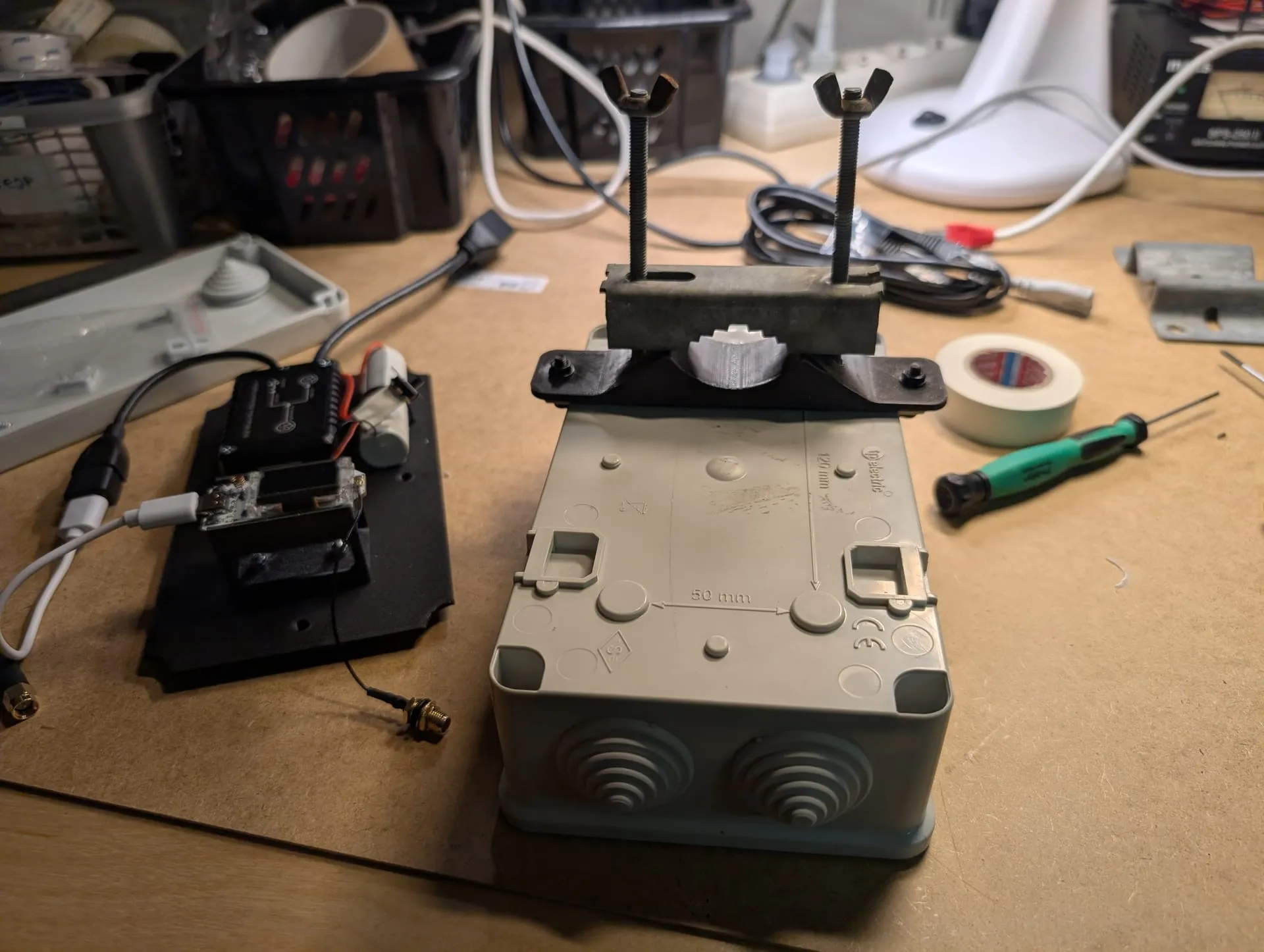 Bygeln monterad med beslagen som följde med lådan och några skruvar PXL_20260323_2.jpg